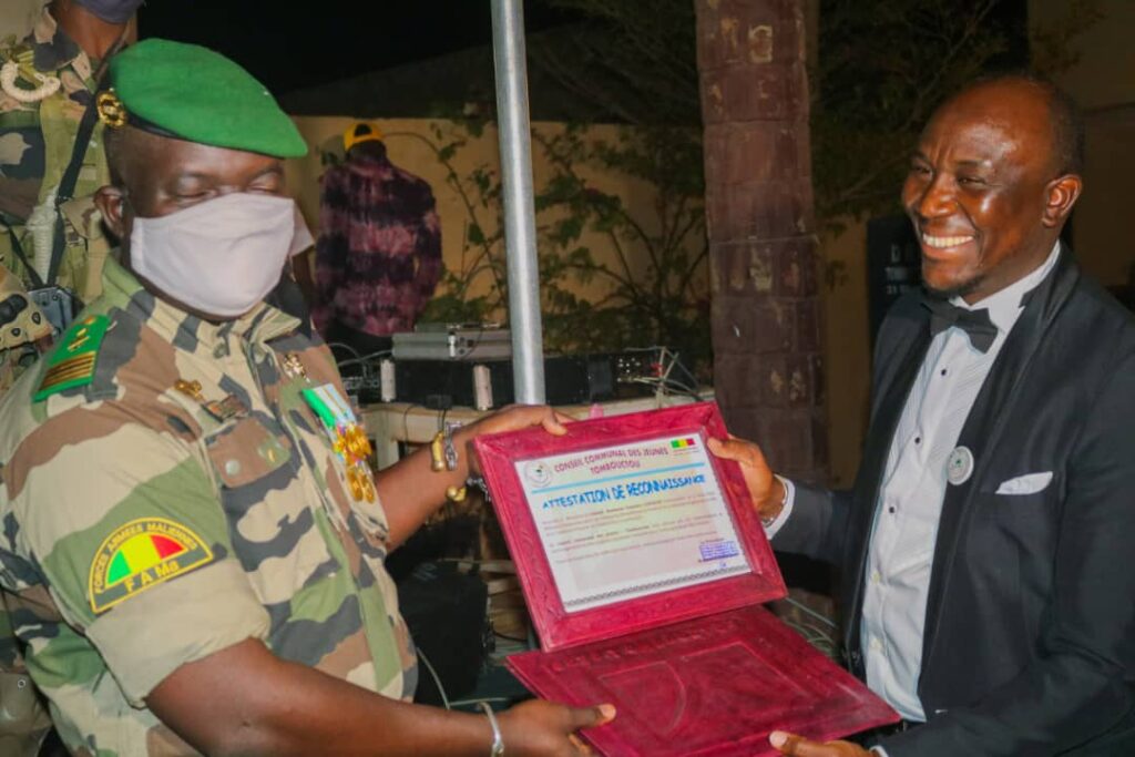 Remise d'une attestation de reconnaissance par le president du conseil communal des jeunes de Tombouctou