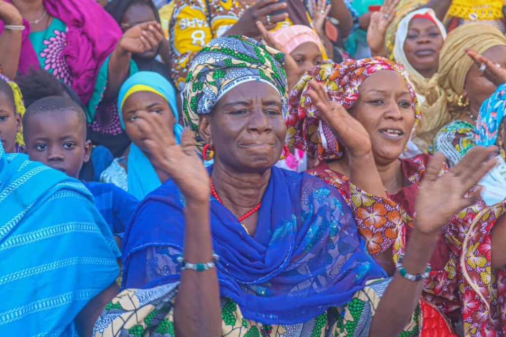 Femmes et hommes participent à la manifestation culturelle du Tindeber